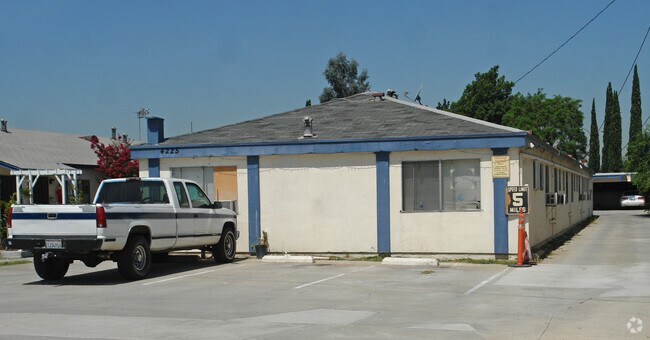 Foto del edificio - 4225 Tyler Ave