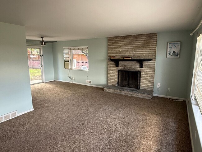 Foto del edificio - 5 Bedroom Home; Millcreek; 2800 sq ft; Lar...