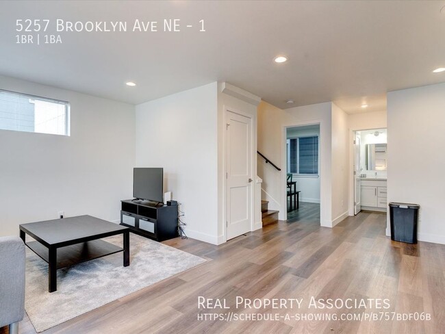 Building Photo - U-District Room Available