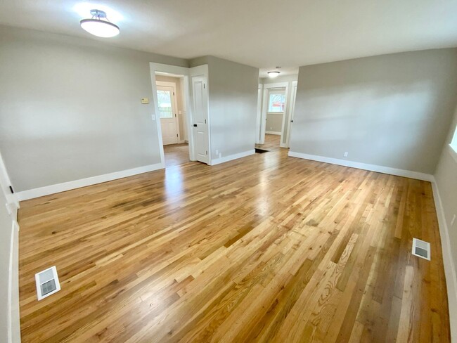 Building Photo - Beautifully Updated 3 Bedroom, 1 Bath Hous...