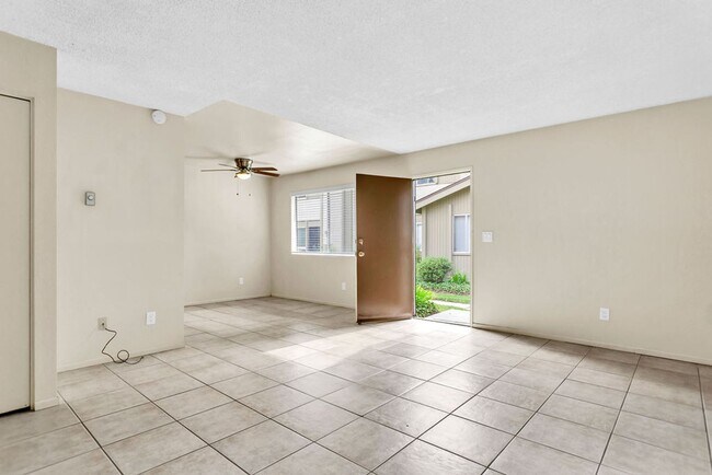 Foto del edificio - Great three bedroom/two bath single level ...