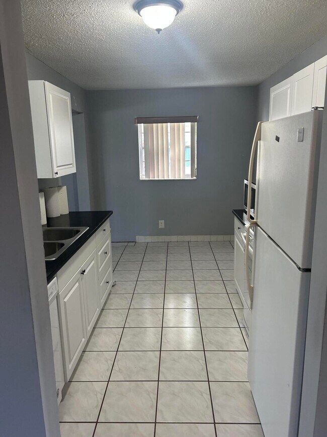 Building Photo - 1310 SW 18th Ct