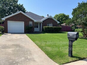 Building Photo - 127 Redford Dr