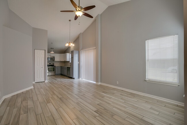 Spacious living area - 1139 Alandee St.