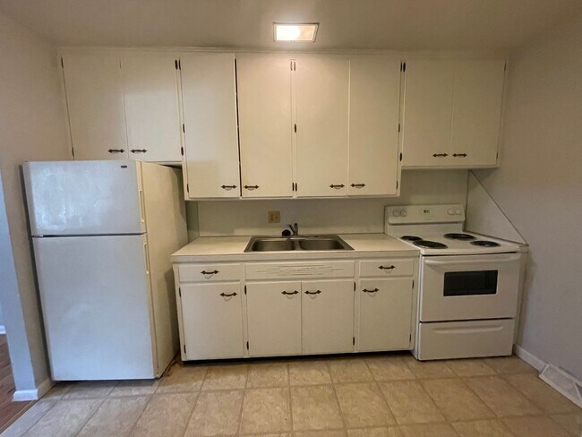 Building Photo - 1 bedroom 1 bathroom duplex available now