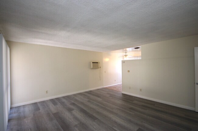Building Photo - 531 E Chevy Chase Dr