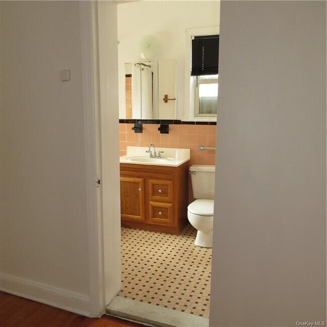 Foto del edificio - 6029 Delafield Ave