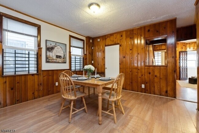 Building Photo - 65 Oak Ave