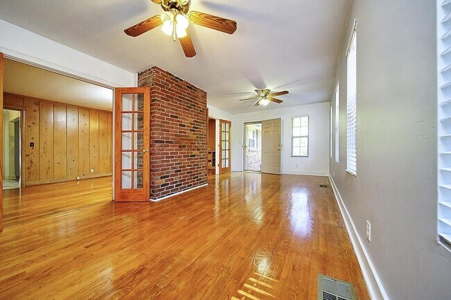 Foto del edificio - Beautiful 4-bedroom, 3-bathroom home located in the highly desirable Crieve Hall area!