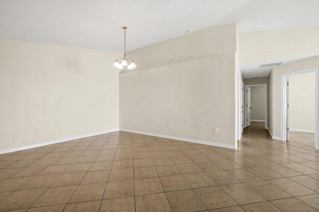 Building Photo - Spacious 3 Bedroom 2 Bath Duplex in Pine G...