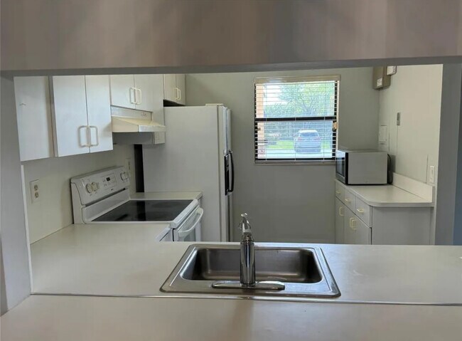 Foto del edificio - 9232 NW 1st St