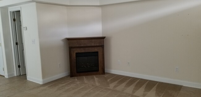 Building Photo - 2 Bedroom , 2.5 bath townhouse with 1 car ...