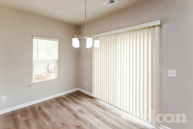 Foto del edificio - 205 Spring Knoll Dr