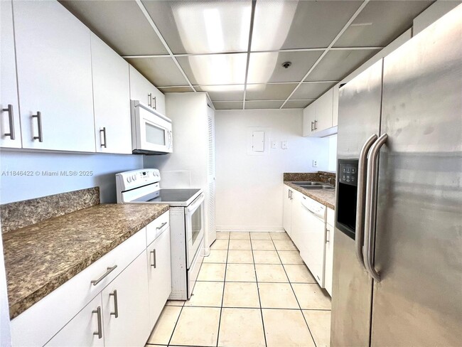 Building Photo - 7601 E Treasure Dr