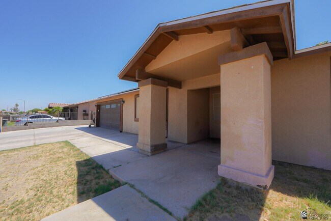 Building Photo - 1429 S Pagent Ave