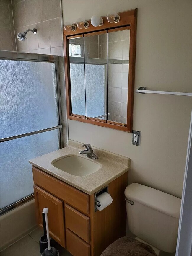 Building Photo - 213 Robson Dr