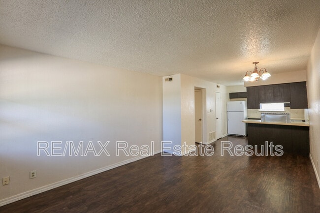 Building Photo - 1820 W Twin Springs St