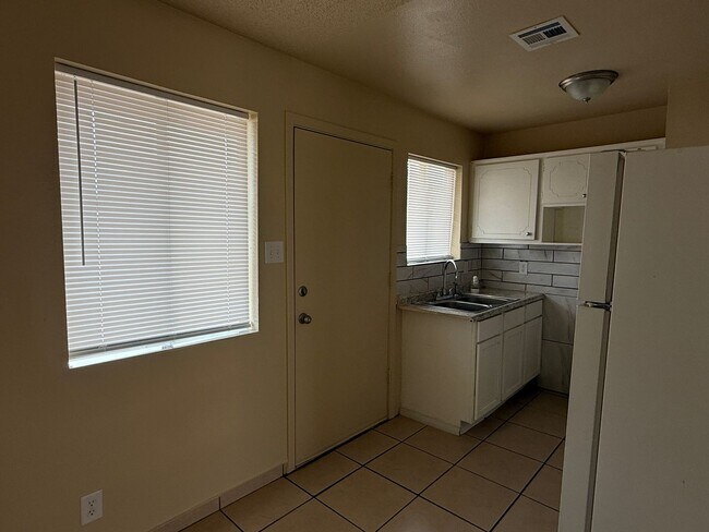 Foto del edificio - 2 Bedroom Fourplex on a Corner Lot with Large Yard