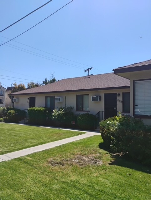 Vista frontal - 14801 Burbank Blvd