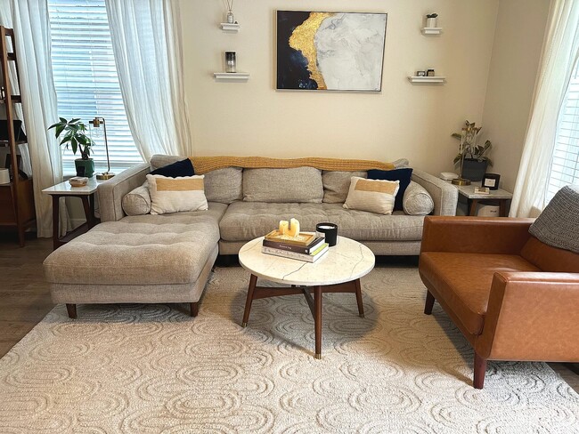 Living Room - 1736 W Walnut St