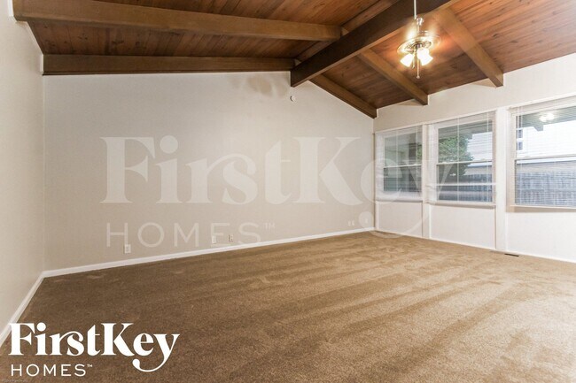 Foto del edificio - 4913 Victoria Rd