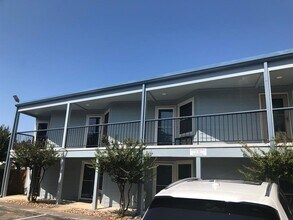 Building Photo - 1603 Parkview Dr