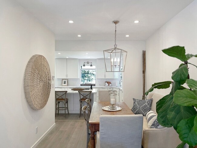 Building Photo - Remodeled and Modern, Open Floor-plan, Lux...