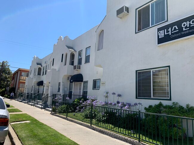 Building Photo - 202 S Oxford Ave