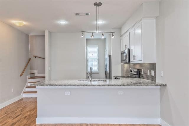 Building Photo - 6051 Ross Ave