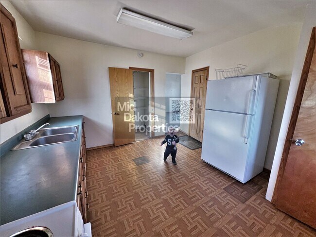 Foto del edificio - 801 E 6th- 4 bedroom house