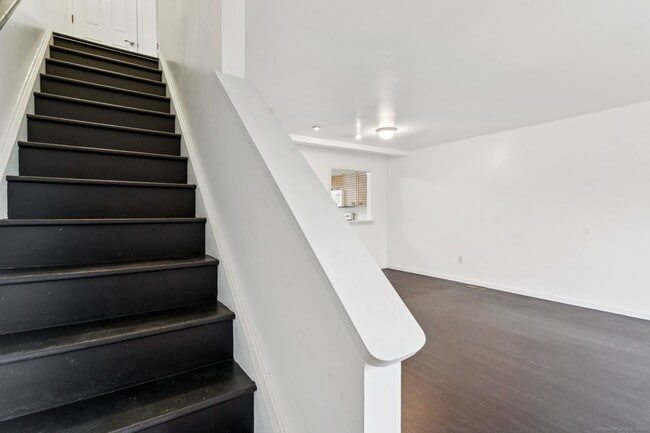 Building Photo - 16 Byington Pl