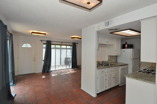 Foto del edificio - LOCATION! RENOVATED BATHROOM!