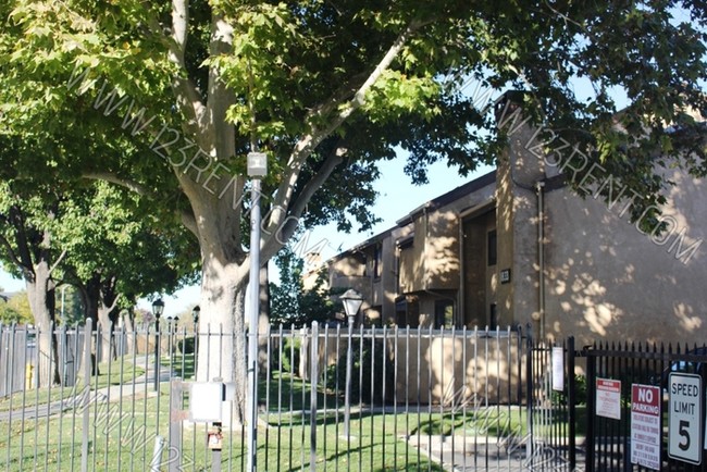 Building Photo - 2BD/ 2 BTH TOWNHOUSE EAST LANCASTER
