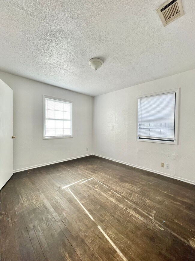 Building Photo - Cozy 2 Bedroom 1 Bath Home