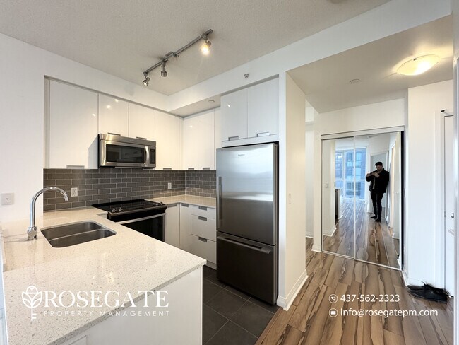 Building Photo - Modern 1 Bedroom + Den Condo with Balcony & Parking in Prime Mississauga
