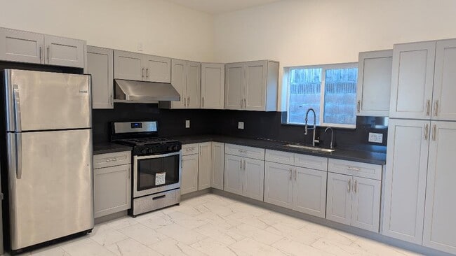 Kitchen - 158 E Floral Dr