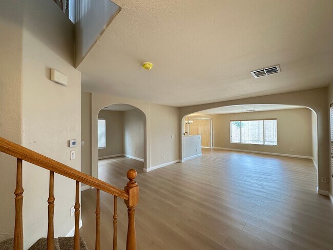 Foto del edificio - 4 Bedroom & Laminate First Floor