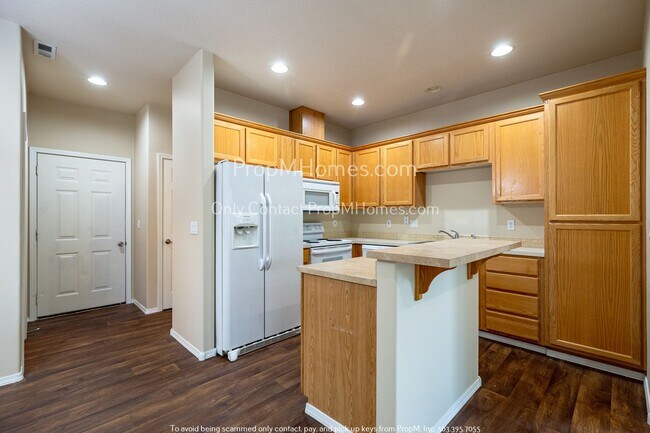 Foto del edificio - Wonderful Three Bedroom End-Unit Townhome ...