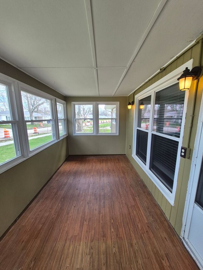 Building Photo - Charming 3 Bedroom, 2 Bath Home with Fenced Yard & Garage!