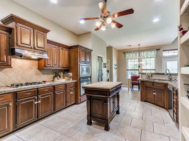 Building Photo - Large 4-Bedroom Home in Edmond Schools