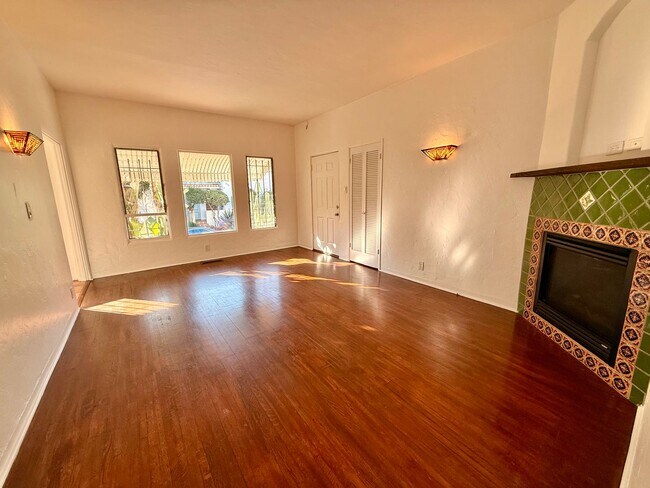 Foto del edificio - 2166 Beachwood Terrace