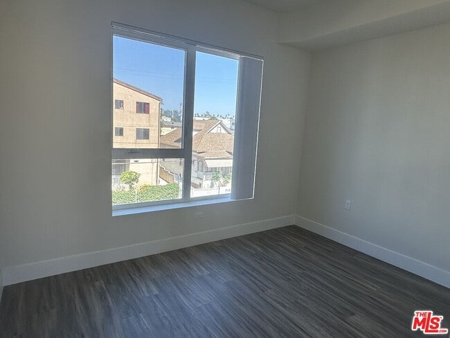 Foto del edificio - 1037 Dewey Ave