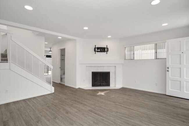 Foto del edificio - IMMACULATE Townhouse ! 4 blocks to the OCE...