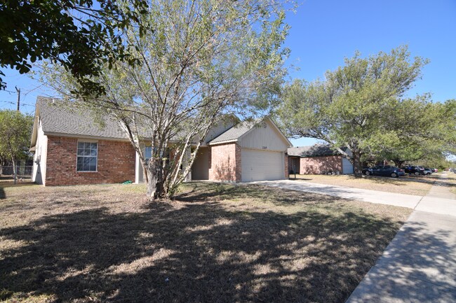 Building Photo - 2207 Pixton Dr