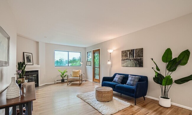 Building Photo - Furnished 2 Bed 2 Bath Condo in the Heart ...