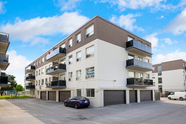 Building Photo - 3894 Bathurst St