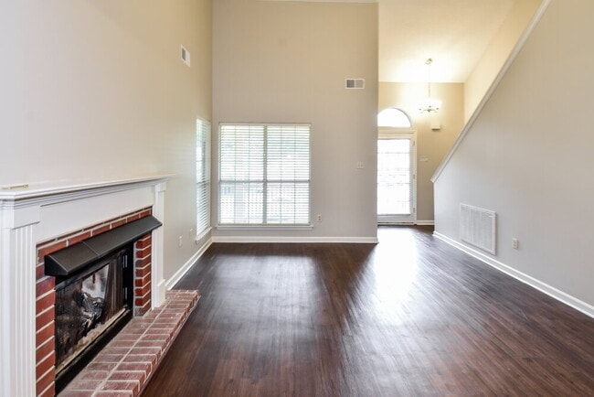 Building Photo - 5885 Southridge Dr