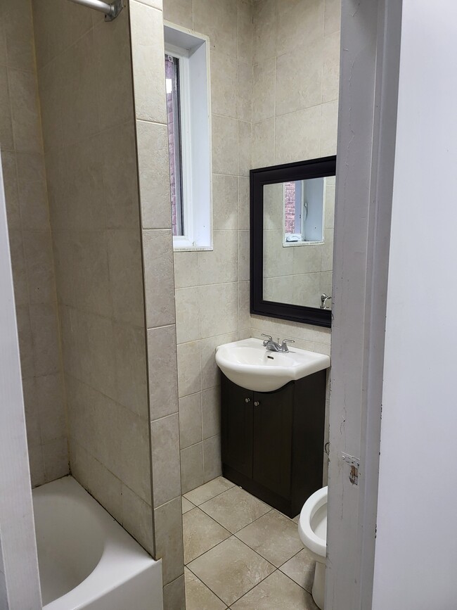 Building Photo - 5150 Av Papineau