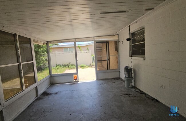 Building Photo - 2 bedroom, 1 bath, 1 car garage house with covered patio in Port Richey  *Available NOW*