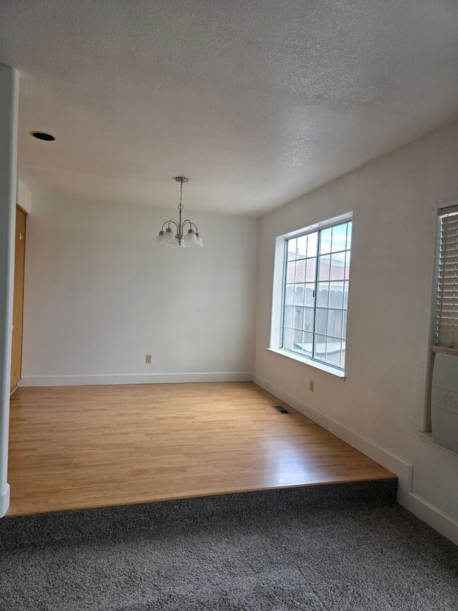 Building Photo - Townhouse Available - Cats OK